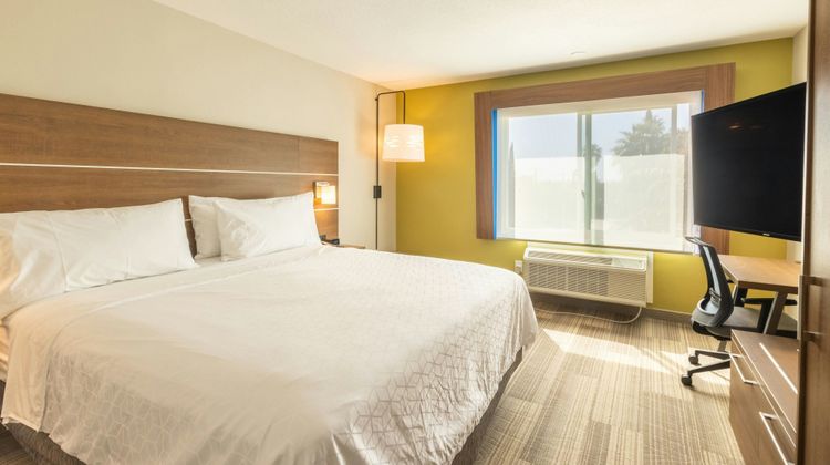 Holiday Inn Express Anaheim West Room