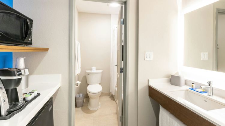 Holiday Inn Express Anaheim West Room