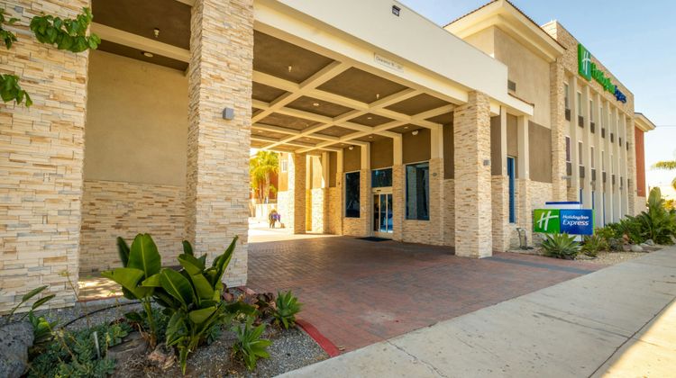 Holiday Inn Express Anaheim West Exterior