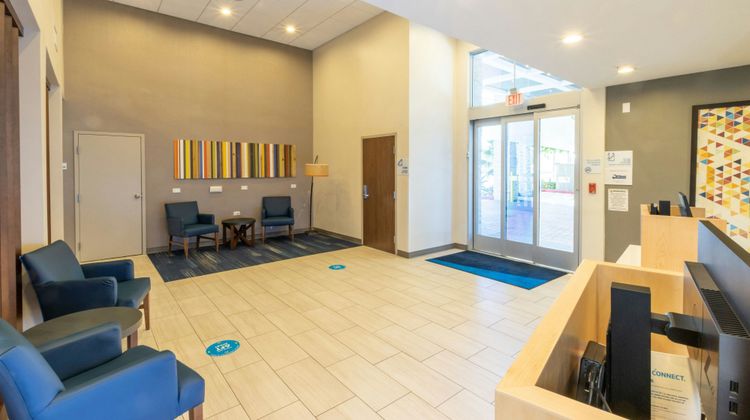 Holiday Inn Express Anaheim West Lobby
