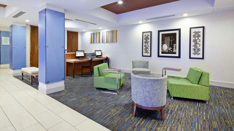 Holiday Inn Express Hotel & Suites Clovi Lobby
