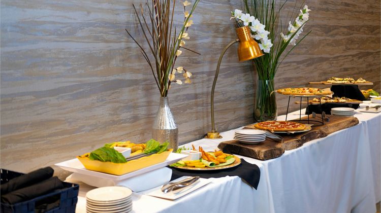 Holiday Inn Suites Philadelphia W Restaurant