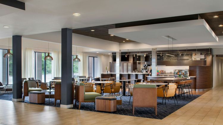 Courtyard by Marriott Pittsburgh Airport Lobby