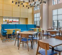 Hampton Inn & Suites Uptown-University Lobby