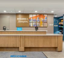 Hampton Inn & Suites Uptown-University Lobby