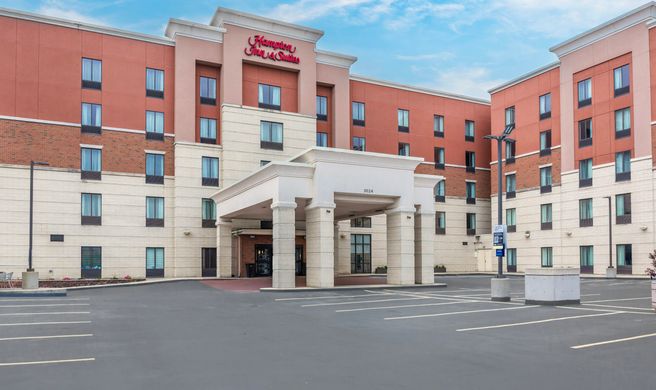 Hampton Inn & Suites Uptown-University Exterior