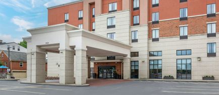 Hampton Inn & Suites Uptown-University Exterior