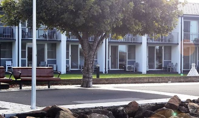 Zorba Waterfront Motel Exterior