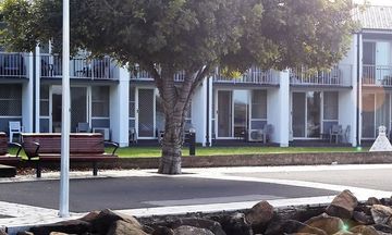 Zorba Waterfront Motel