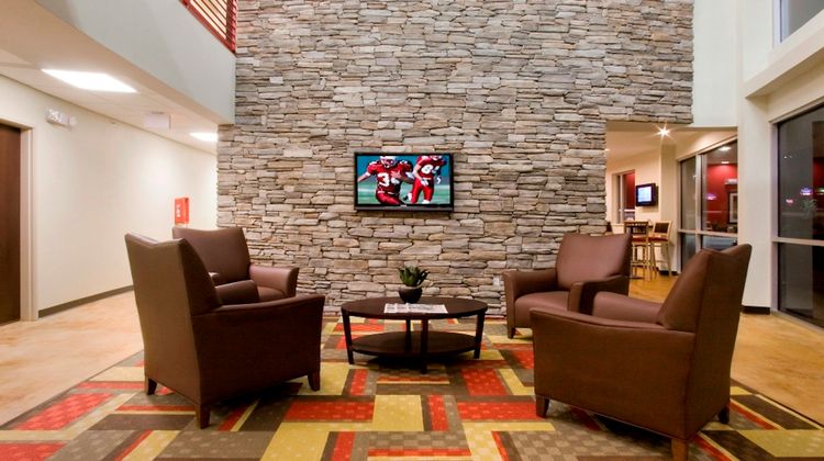 Red Roof Inn & Suites Beaumont Lobby
