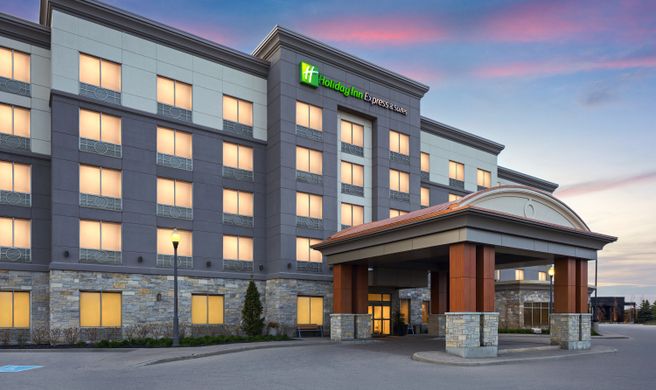 Holiday Inn Express Hotel & Suites Exterior