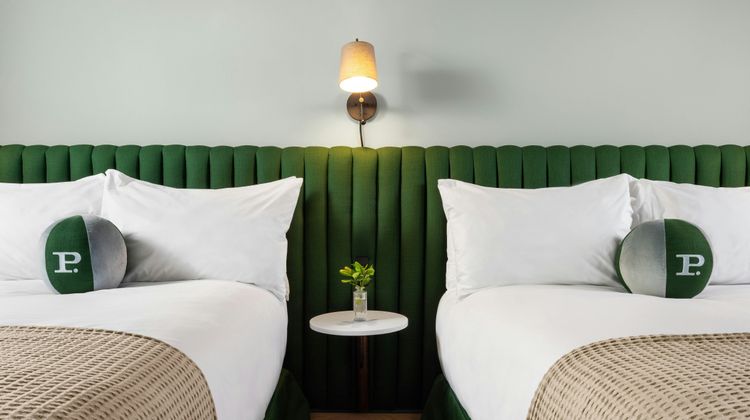 Hollywood Guest Inn Room