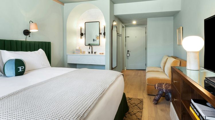 Hollywood Guest Inn Room
