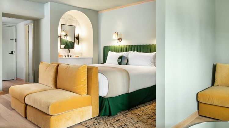 Hollywood Guest Inn Room