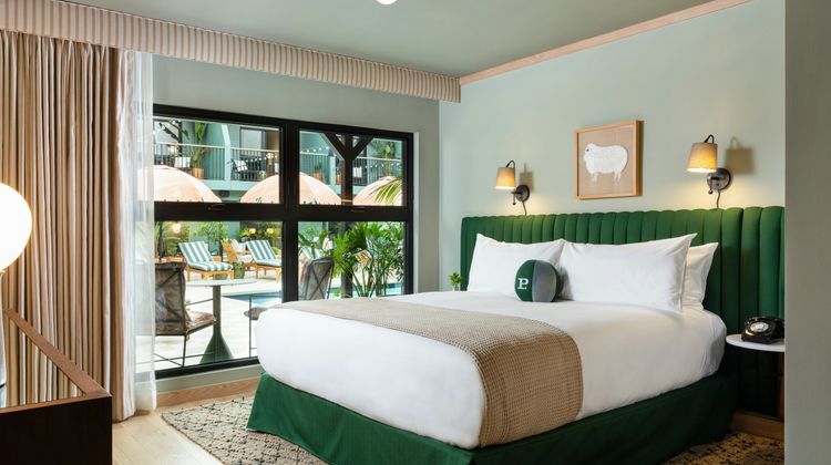 Hollywood Guest Inn Room