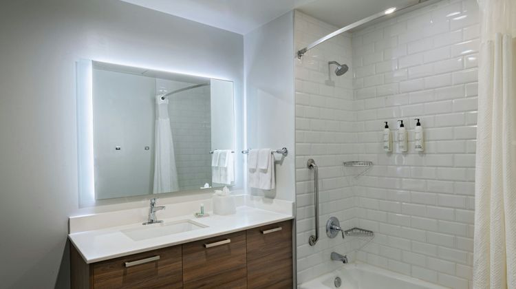 Fairfield Inn & Suites Dallas Downtown Room