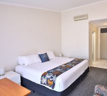 Cottonwood Motor Inn Room