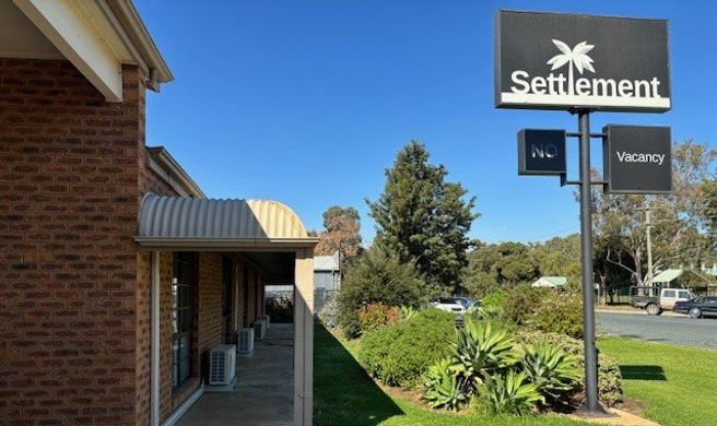 Settlement Motor Inn Exterior