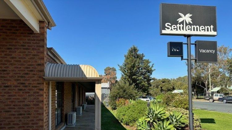 Settlement Motor Inn Exterior