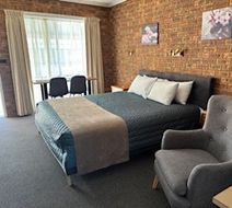 Settlement Motor Inn Room