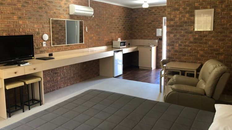 Settlement Motor Inn Room