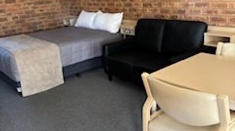 Settlement Motor Inn Room