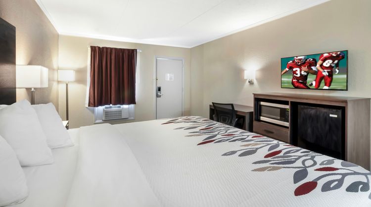 Red Roof Inn Manchester, TN Room
