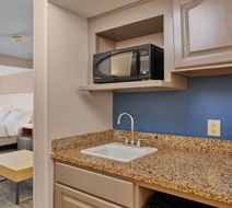 Holiday Inn Express & Suites Airport Lobby