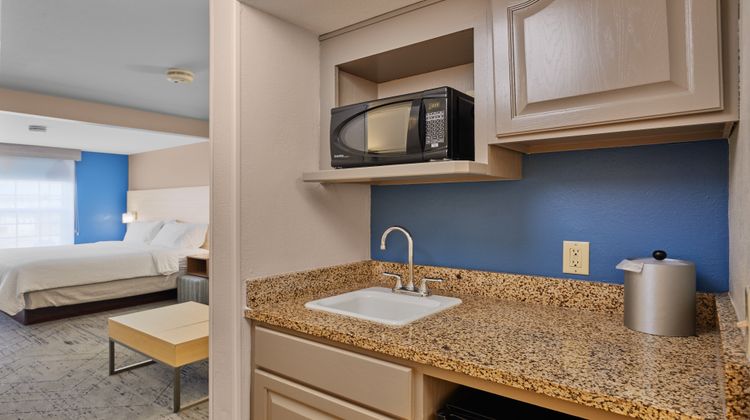 Holiday Inn Express & Suites Airport Lobby