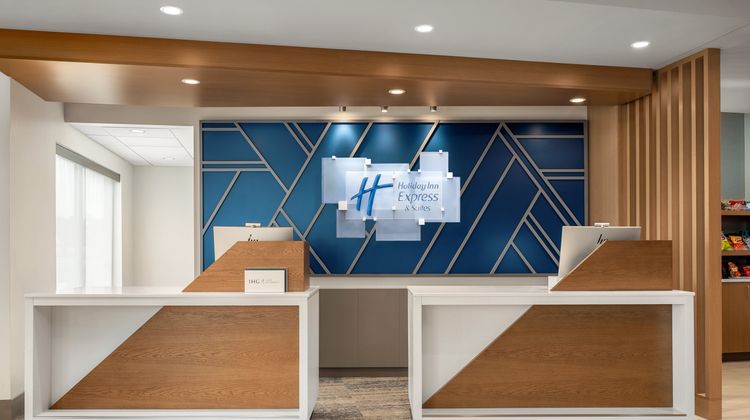 Holiday Inn Exp Suites Overland Exterior