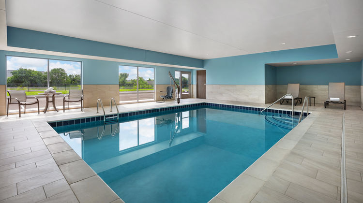Holiday Inn Exp Suites Overland Pool