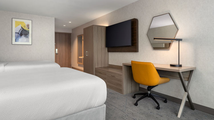 Holiday Inn Exp Suites Overland Room
