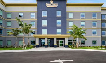 HomeTowne Studios Fort Myers
