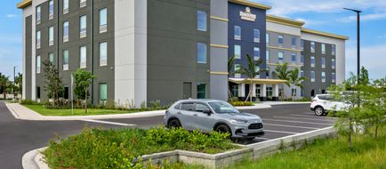HomeTowne Studios Fort Myers Exterior