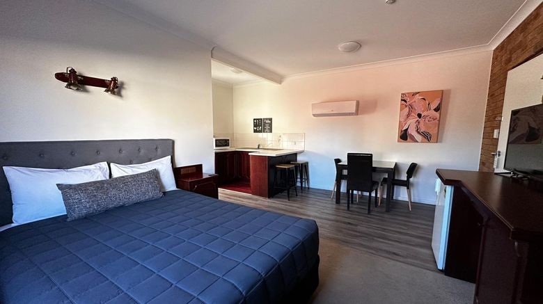 <b>Narrandera Club Motor Inn Room</b>. Images powered by <a href="https://www.leonardoworldwide.com/" title="Leonardo Worldwide" target="_blank">Leonardo</a>.