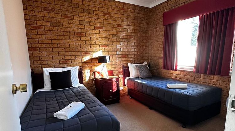 Narrandera Club Motor Inn Room