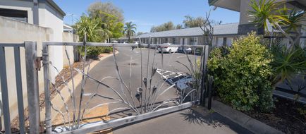 Gale Street Motel & Villas Exterior