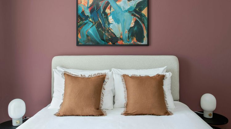 Cove Paradise Street Room