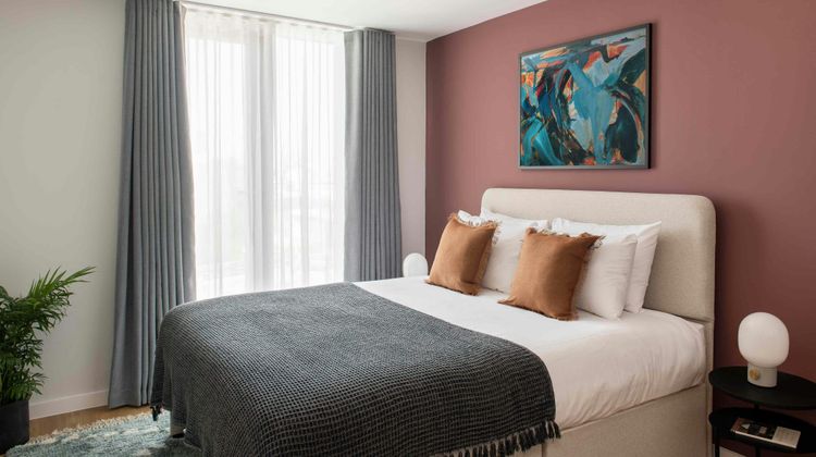 Cove Paradise Street Room