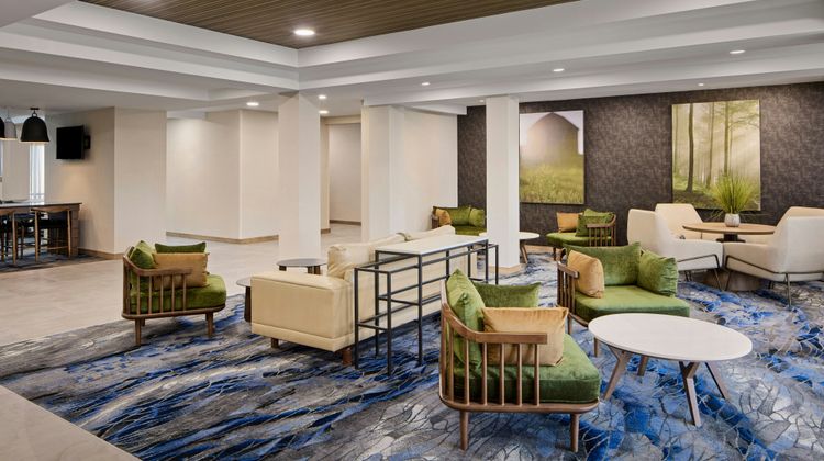 Fairfield Inn & Suites Cleveland Avon Lobby