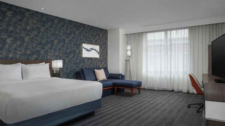 Courtyard Richmond Downtown Suite