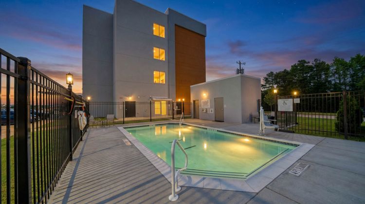 Holiday Inn Exp Suites Univ Area Pool