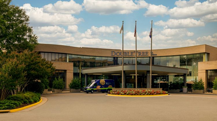 DoubleTree by Hilton Washington Dulles Exterior