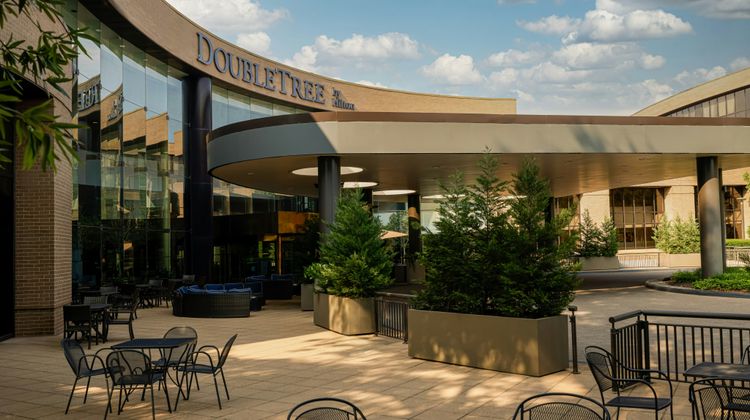 DoubleTree by Hilton Washington Dulles Exterior