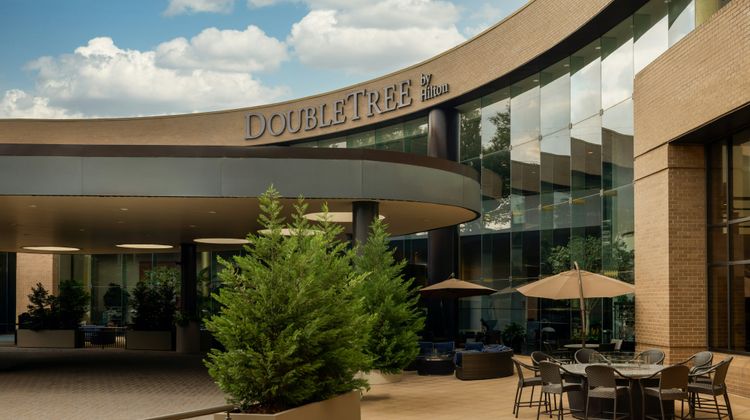 DoubleTree by Hilton Washington Dulles Exterior