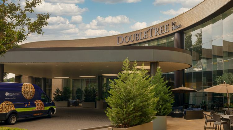 DoubleTree by Hilton Washington Dulles Exterior