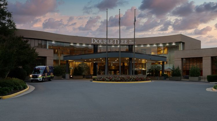 DoubleTree by Hilton Washington Dulles Exterior