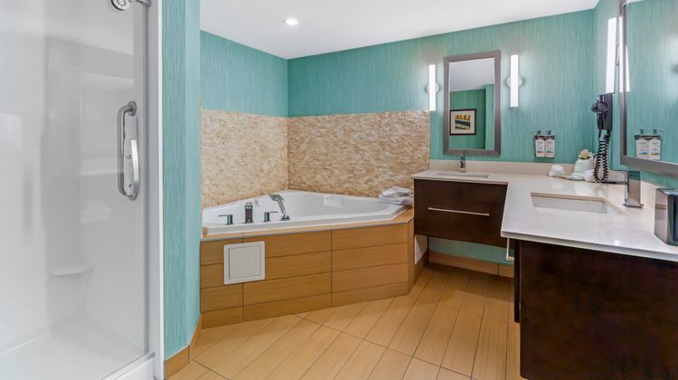 Holiday Inn and Suites Edmonton Airport Suite