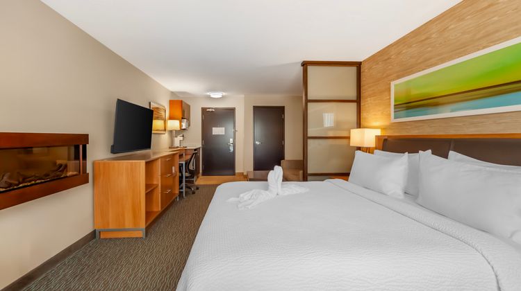 Holiday Inn and Suites Edmonton Airport Suite