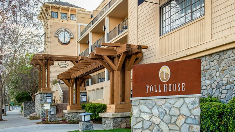 Toll House Hotel Exterior